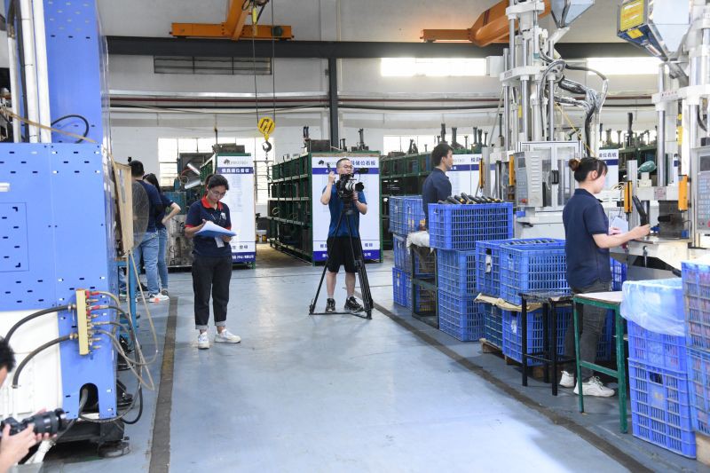 CCTV reporters took pictures of factory processes CCTV reporters took pictures of factory processes