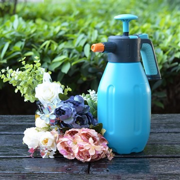 Bog'imni namlangan holda saqlash: ishonchli sug'orish idishim bilan bir kun